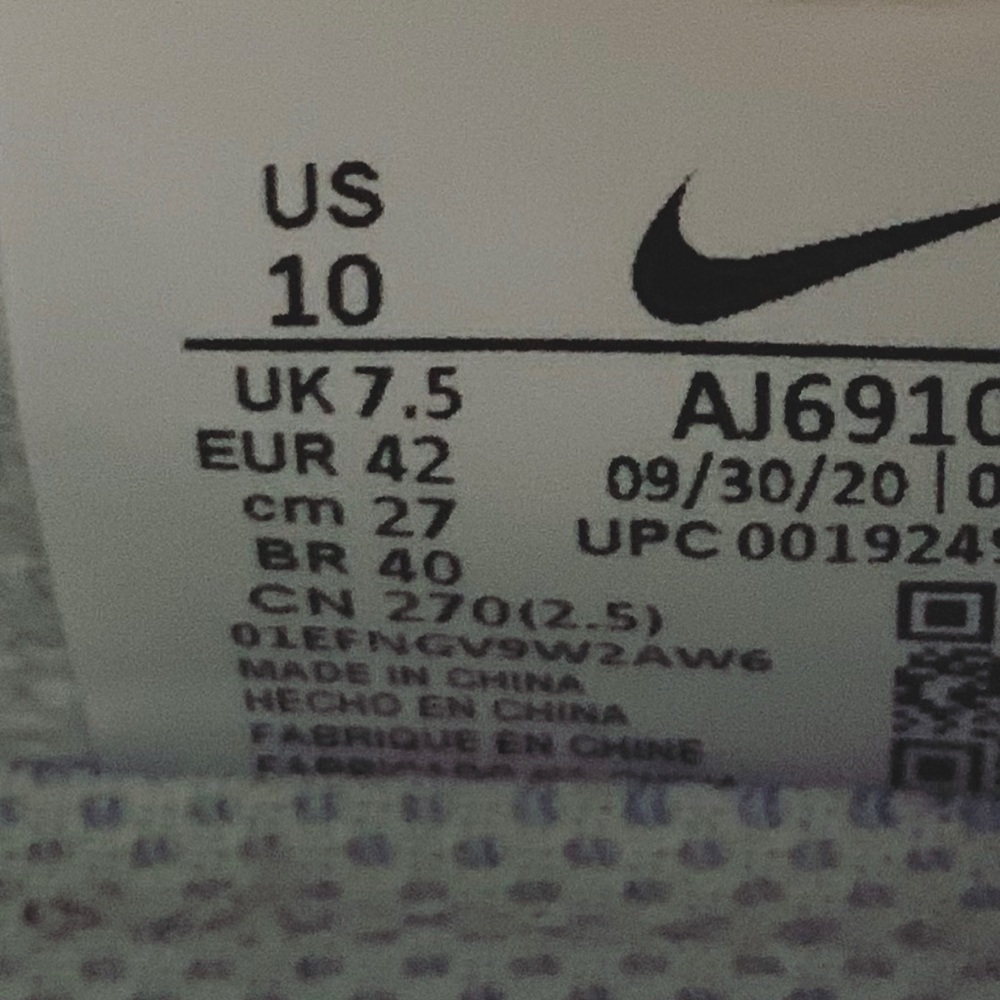 Nike Air VaporMax Flyknit in Platinum - Picture 6 of 10